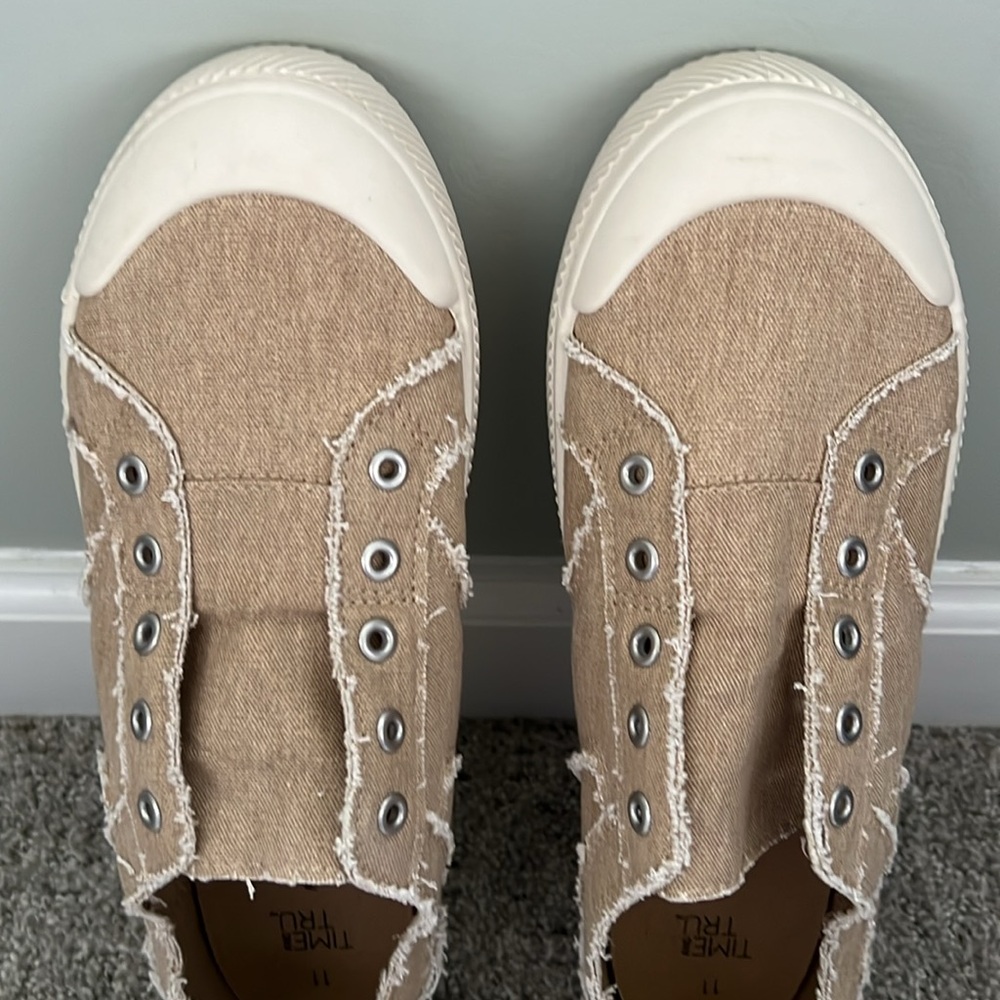 Time and Tru Beige Canvas Sneakers - Picture 2 of 7